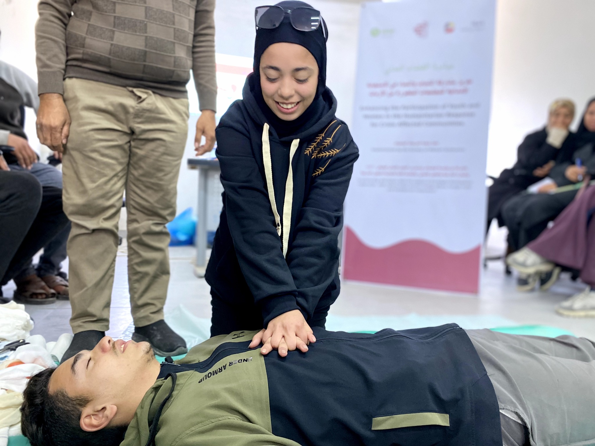 جمعية الخريجات الجامعيات تنفذ مبادرة “دقيقة حياة” في عدد من مراكز الإيواء بمحافظة غزة