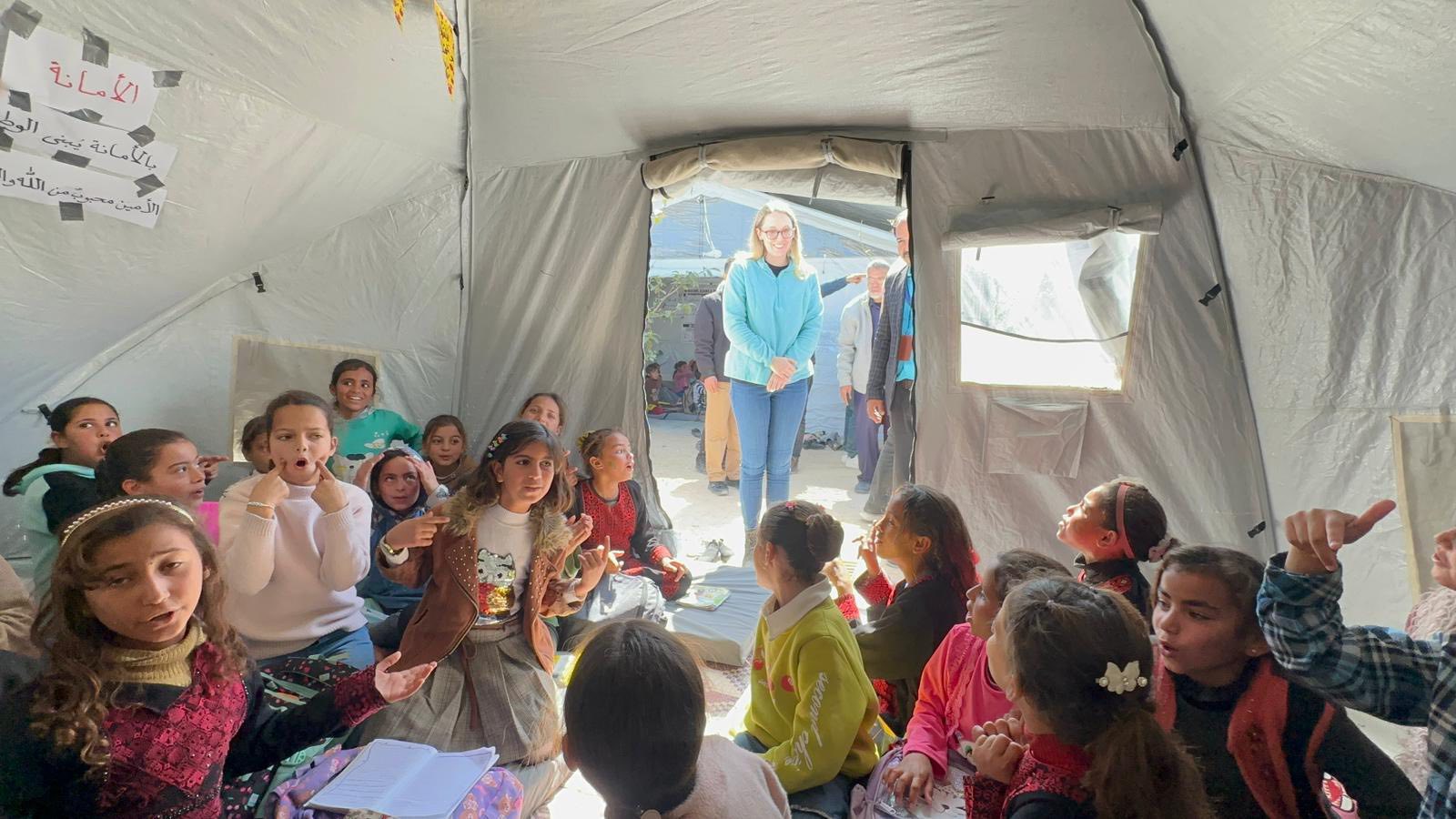 وفد من منظمة اليونيسف يزور مدرسة “بكرا إلنا” التابعة لجمعية الخريجات الجامعيات